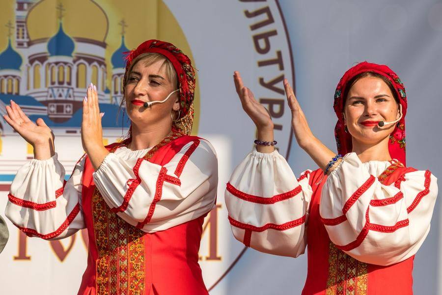 С казачьей песней в фестивале участвует и Полтавский хор