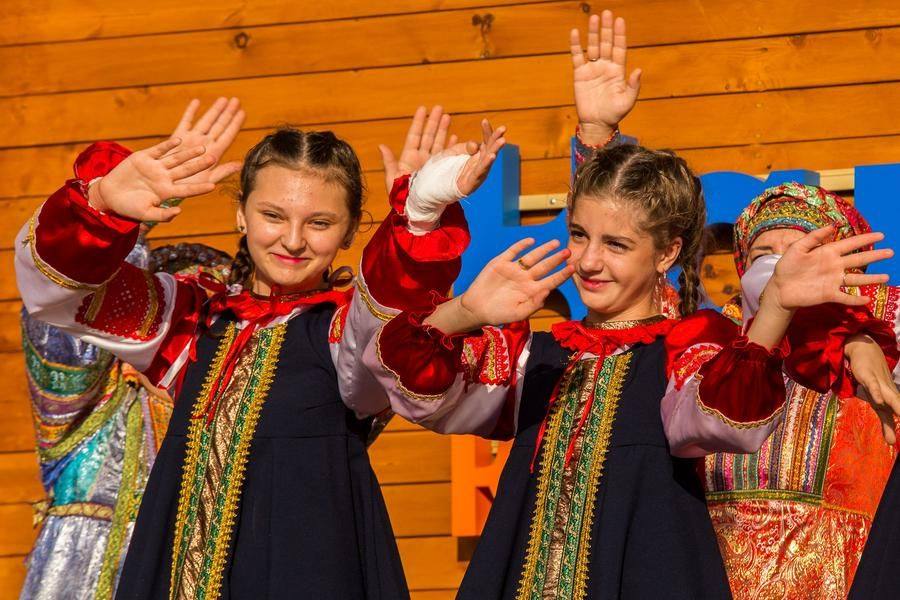 Артисты красивого многочасового концерта прощаются со зрителями