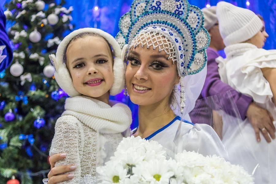 В фойе вручаются цветы и произносятся слова благодарности друг другу