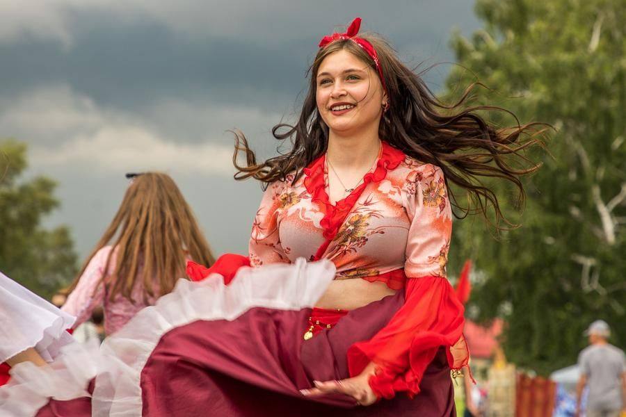 Стилизация под цыганский табор — один из любимых сюжетов народного праздника