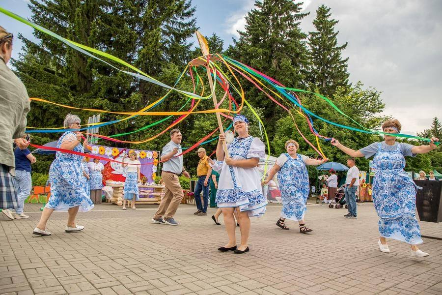 …а молодежь — принять участие в традиционных забавах