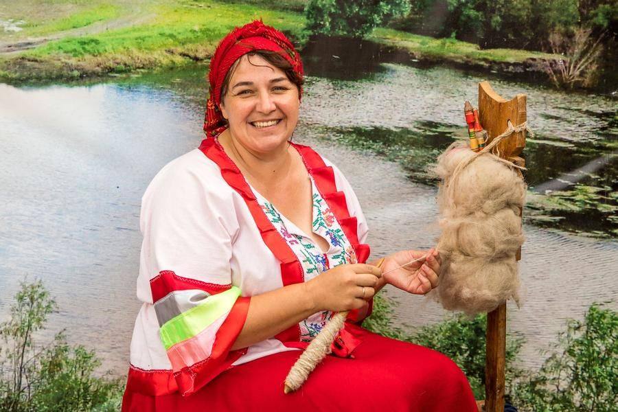 Пряха из Серебряного делится секретами старинного ремесла