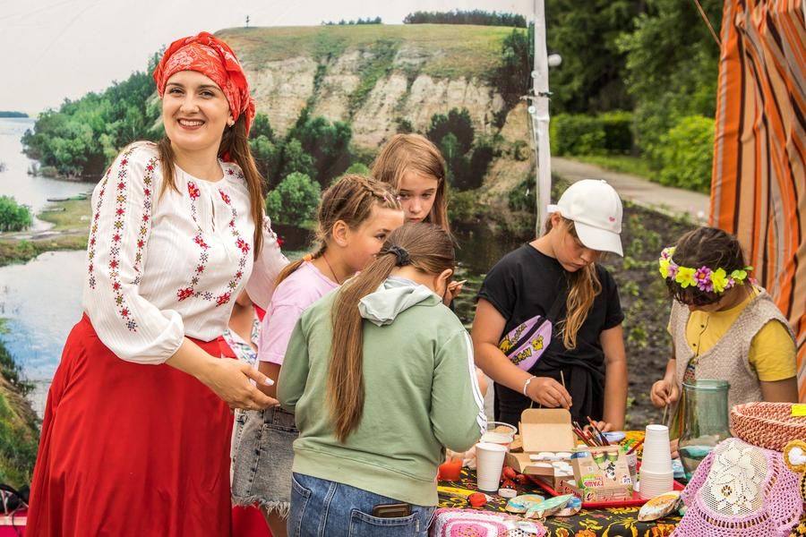 Ее односельчане проводят художественный мастер-класс для детей