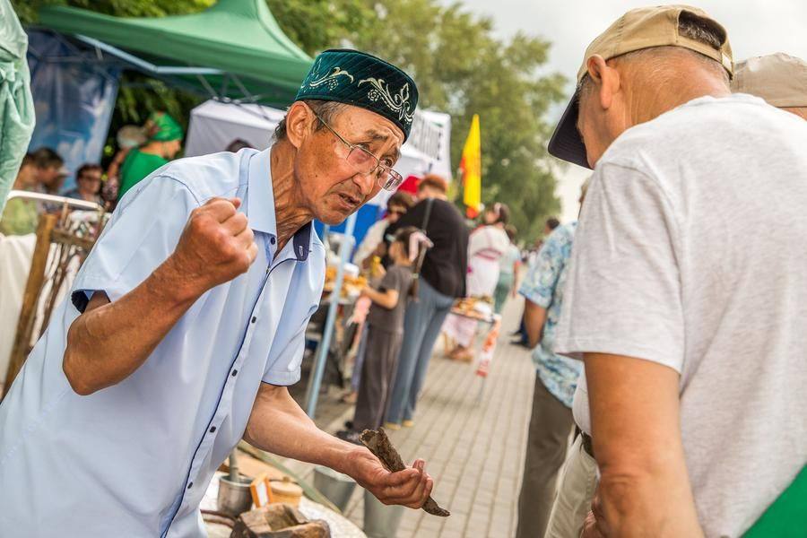 На аллее неизбежно завязываются диалоги об истории региона