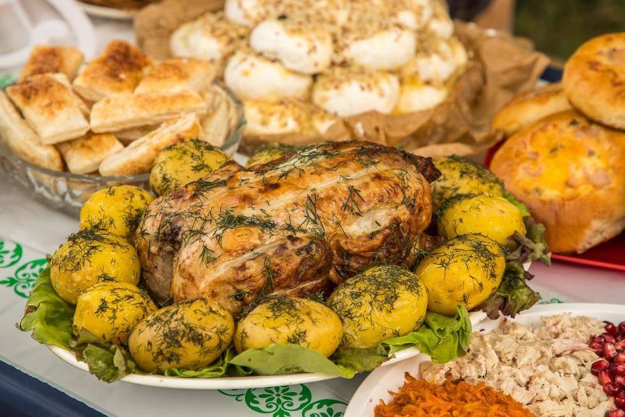 Но вернемся к столам: сибирская еда должна быть не только красивой, но и сытной!