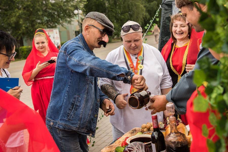 Тем временем мастерство участников оценивает профессиональное жюри