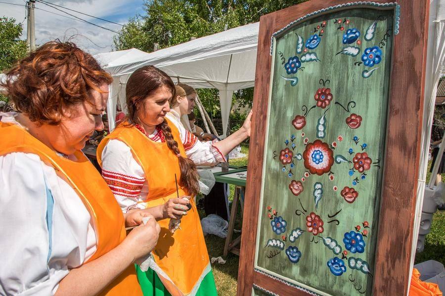 Расписанные двери займут свое место в домах комплекса «Старина сибирская»