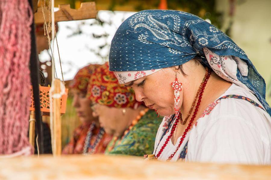 Костюмы ткачих тоже соответствуют духу старины, как и их ремесло