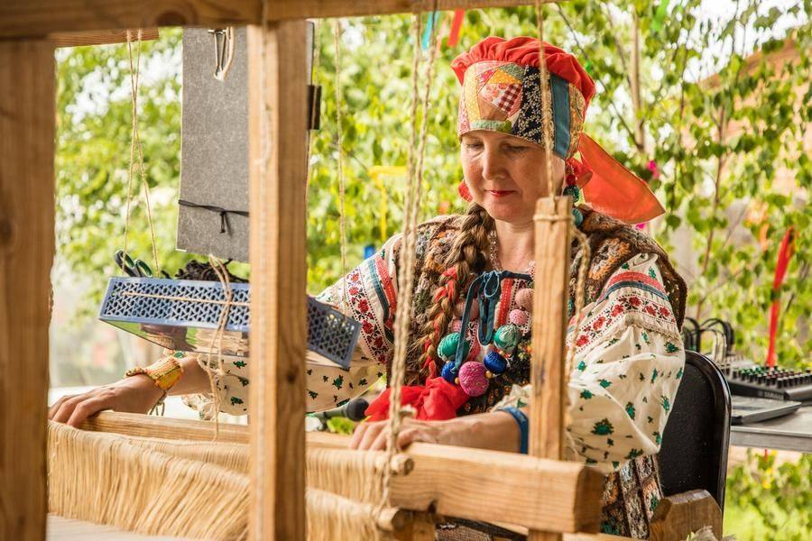 С помощью прибивной расчески составляются ряды из цветной шерсти