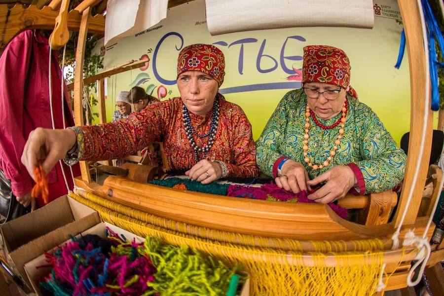 Традиции ковроткачества здесь передаются из поколения в поколение
