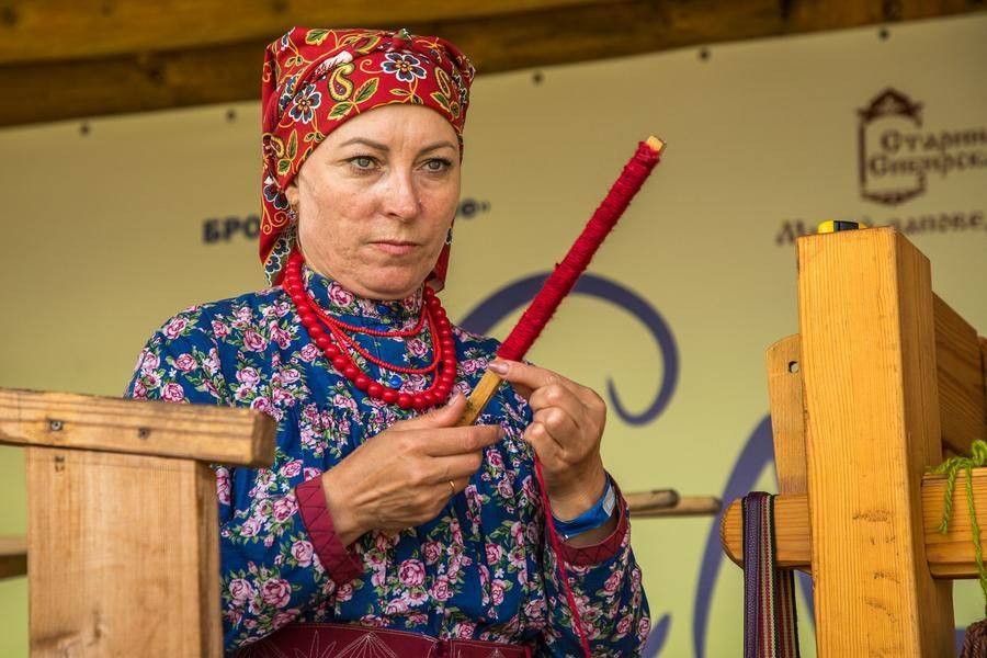 Намотка шерстяной нити на брусок должна быть равномерной и аккуратной
