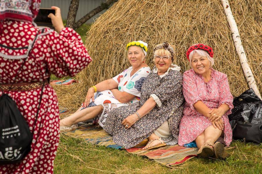 После общения с ремесленниками туристы могут сделать жанровые снимки