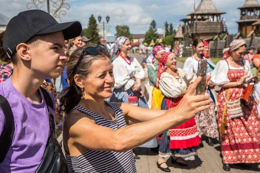 Гости уже собрались возле дома жениха