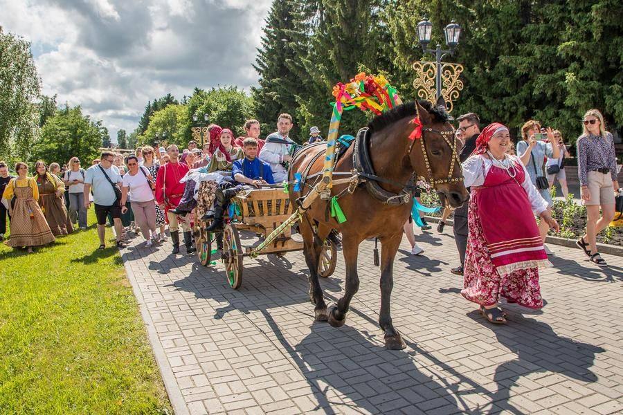 Путь свадебного поезда проходит по главной улице села