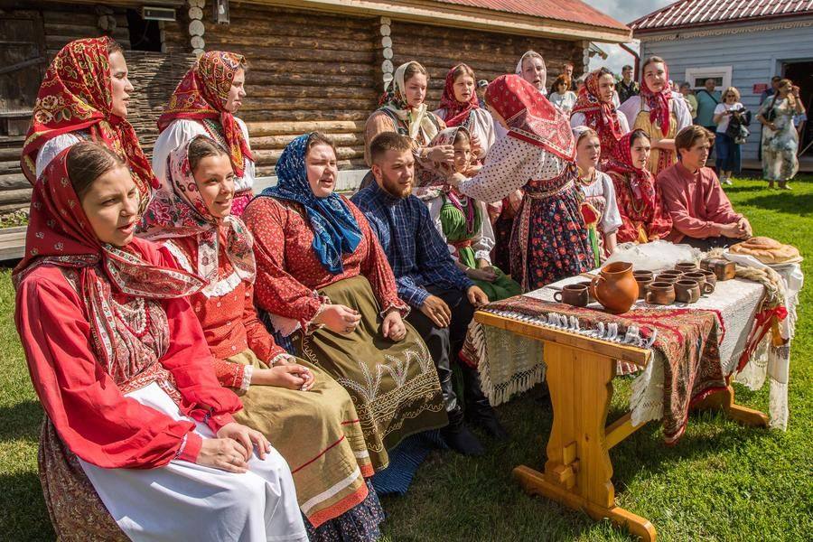 Тем временем в доме невесты идут последние приготовления к встрече