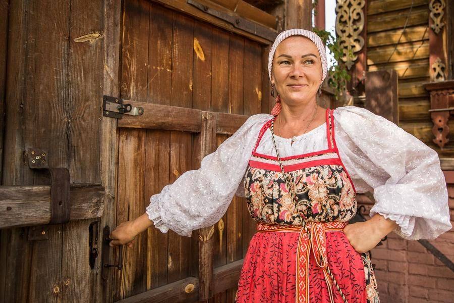 Сваха держит калитку на замке и не спешит отворять на стук