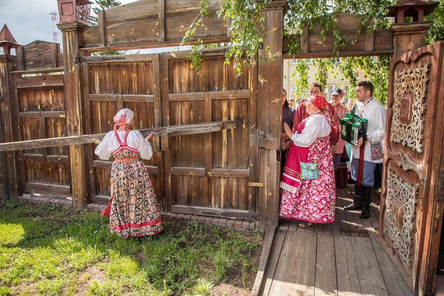 Получив необходимые заверения, сваха открывает ворота