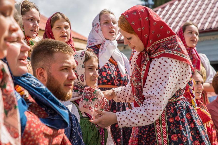 На каждом этапе свадьбы звучат определенные обрядовые песни