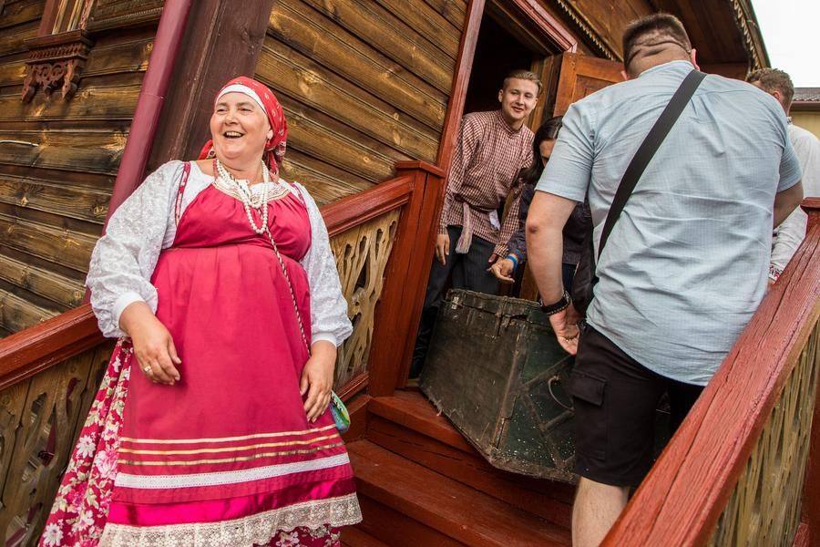 Вынос приданого — веселая игровая часть обряда