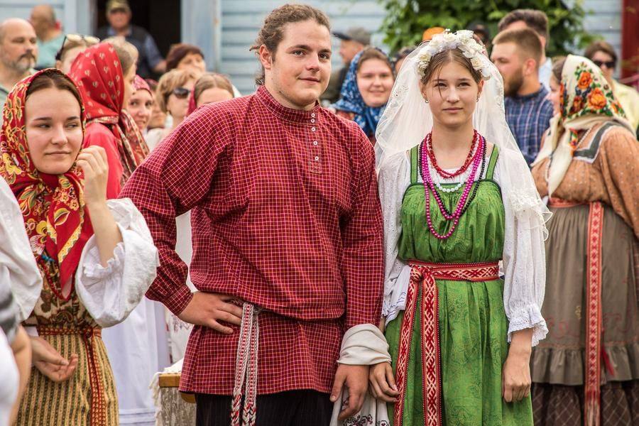 И даже о невесте с женихом все, кажется, слегка забыли