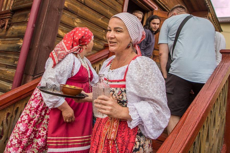 Впрочем, у свахи есть свой способ стимулировать беспрепятственный вынос приданого