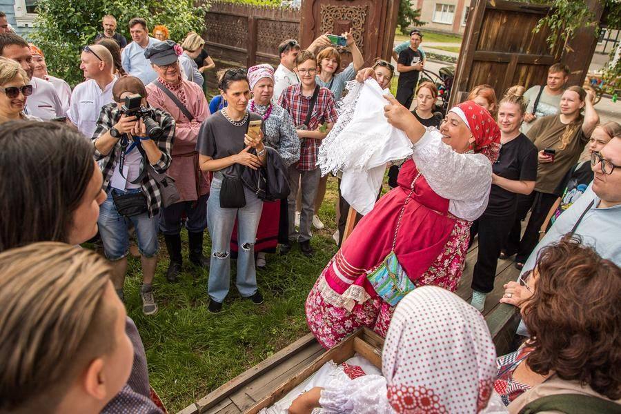 Мастерством невесты-рукодельницы не грех и похвастаться!
