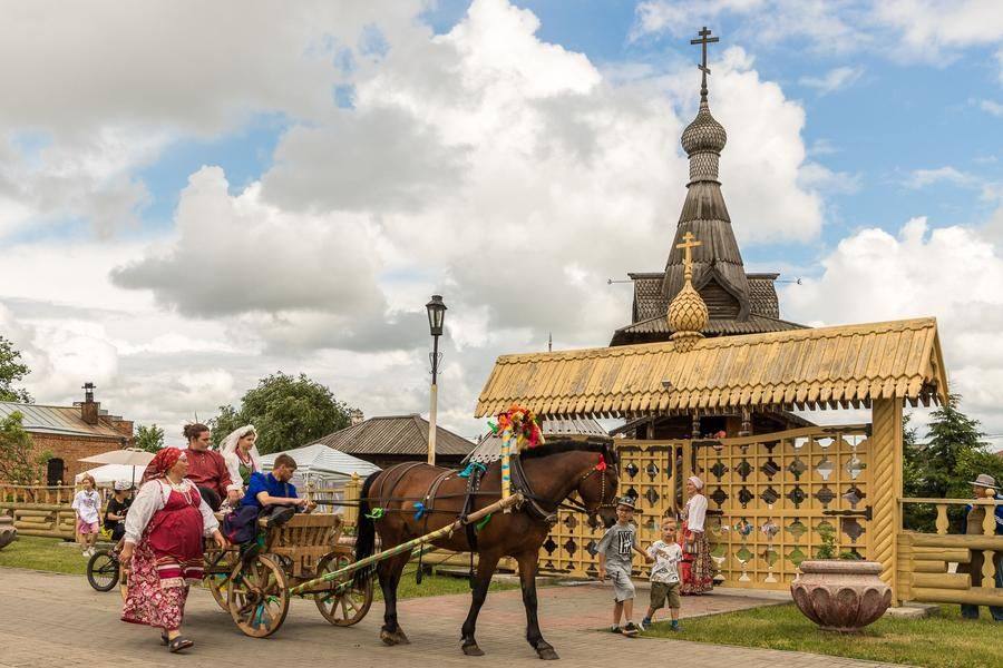 Процессия делает остановку у храма