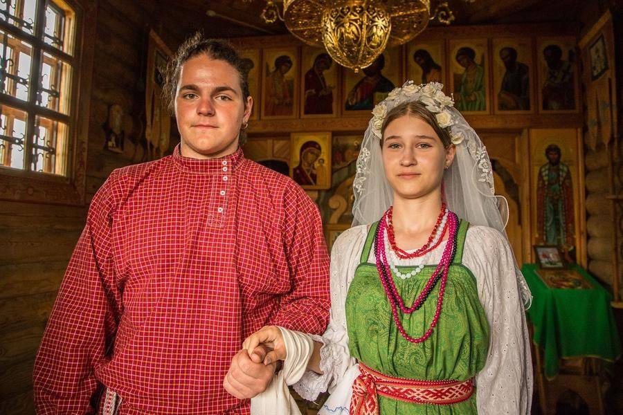 Происходит таинство венчания: с этого момента перед нами муж и жена