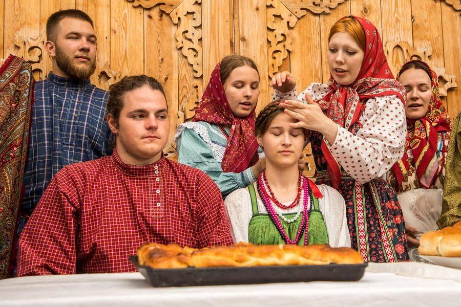 Ей заплетают две косы…