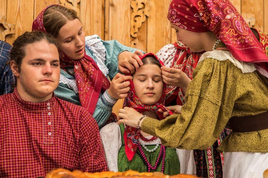 …и впервые подвязывают платком как замужнюю женщину
