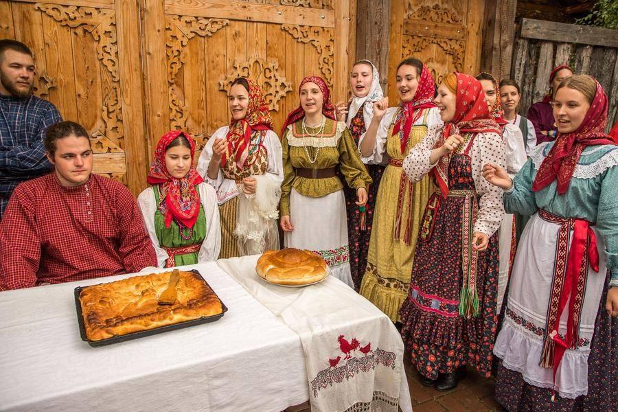 Все это время звучат особые обрядовые песни