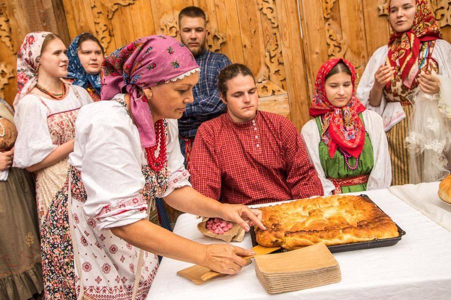 В финале на части нарезается свадебный пирог