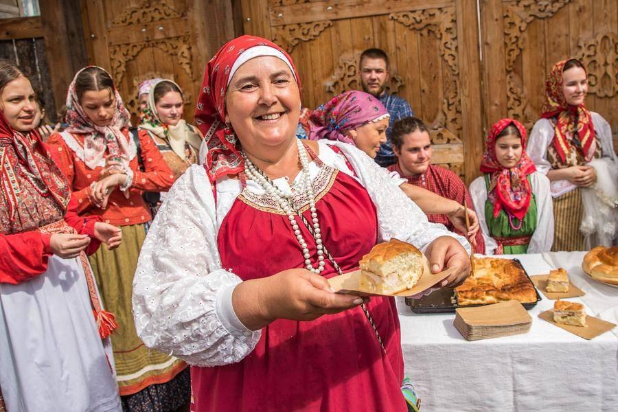 За кусок пирога следует дать любую сумму: деньги пойдут молодой семье