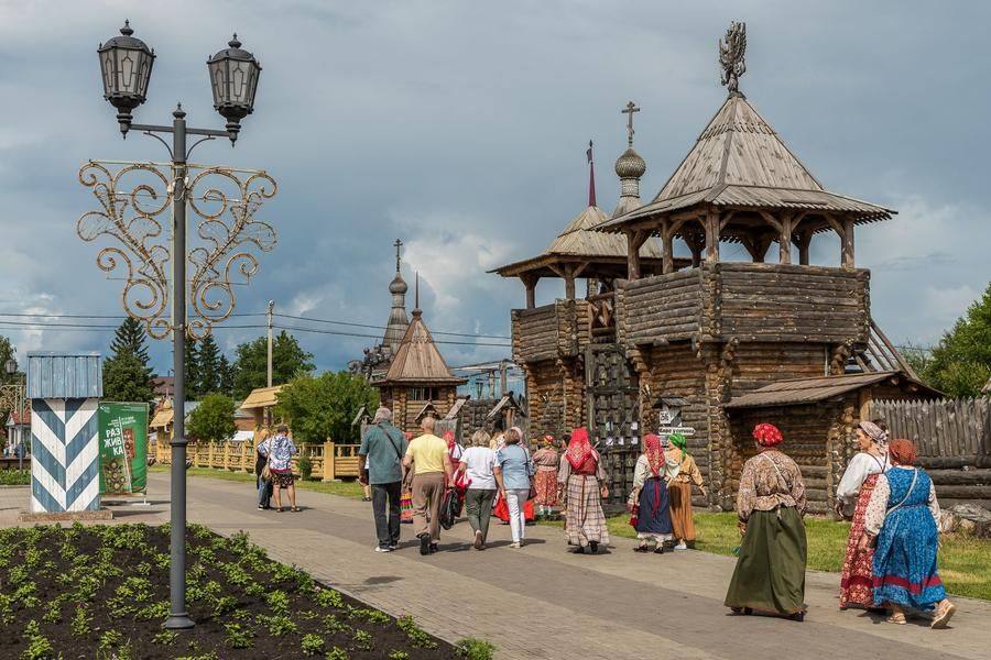 На этом свадьба завершается, и все идут готовиться к следующим событиям фестиваля