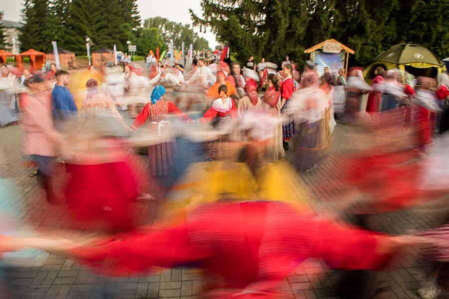 Хоровод — это далеко не всегда круг и далеко не всегда один