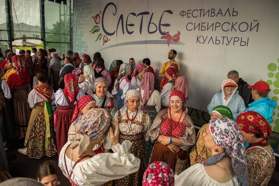 В какой-то момент ливень заставляет всех искать укрытия на сцене