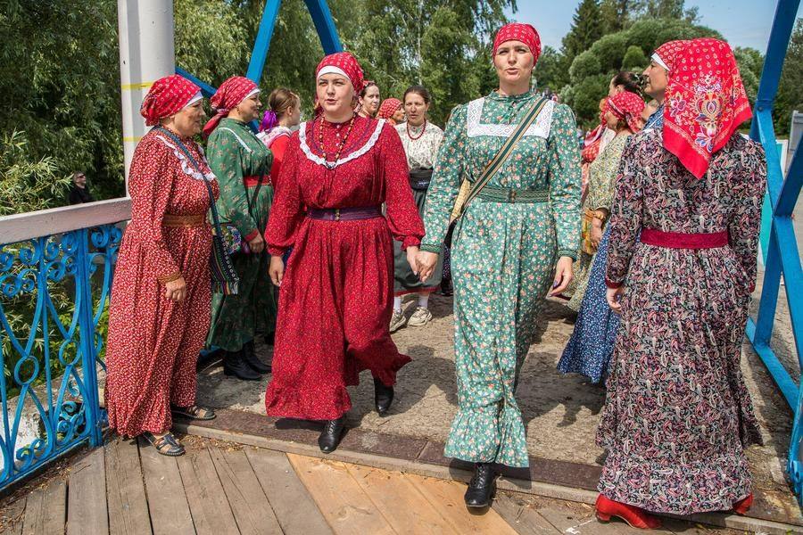 Воскресным утром знатоки народной культуры устремляются на излучину реки Большая