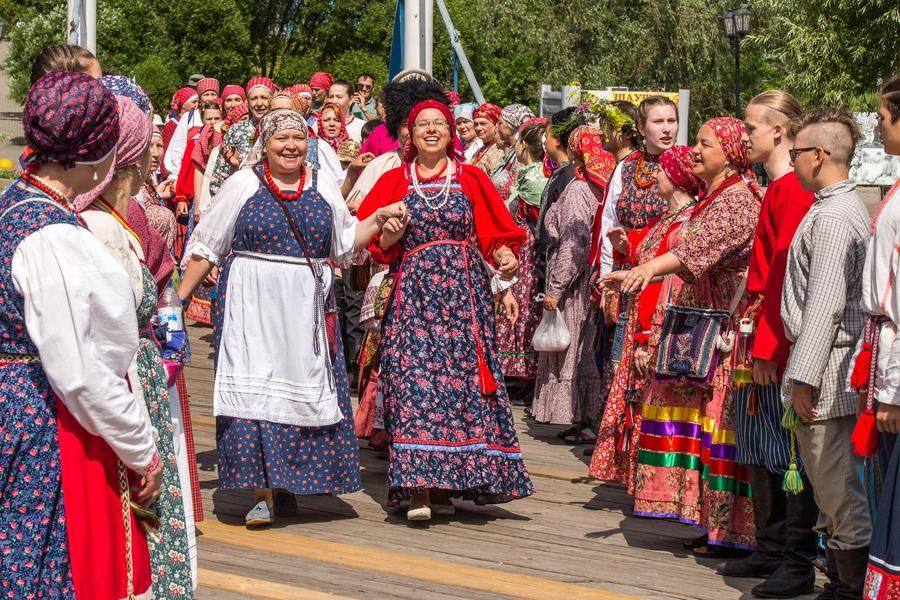 Это хоровод-шествие: пары идут между двух рядов людей, которые смотрят друг на друга