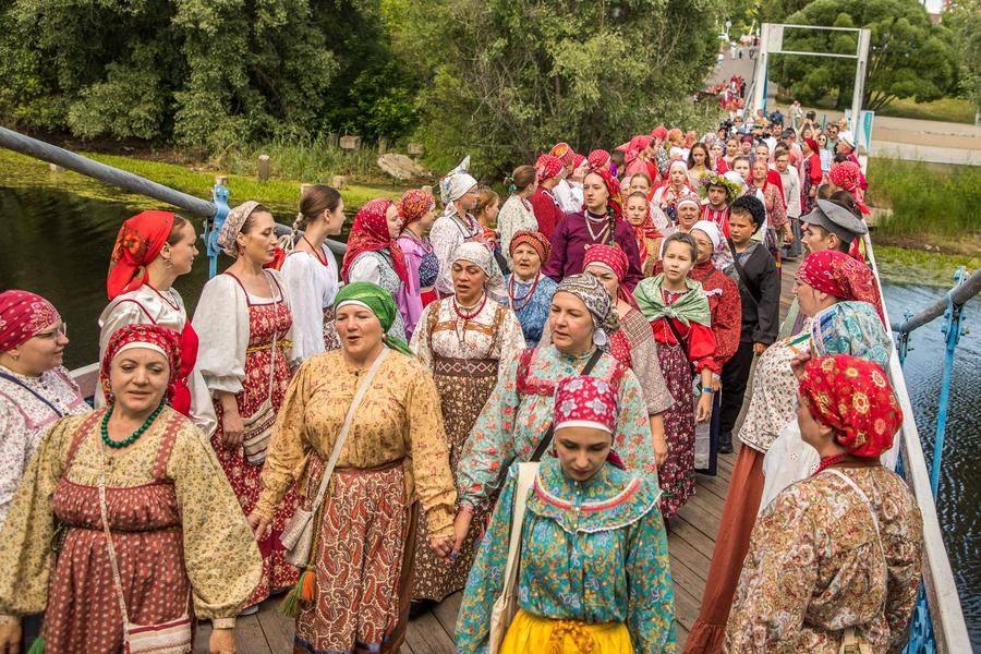Пройдя всю «улицу», двое расходятся на обе стороны и ждут новой очереди на проход