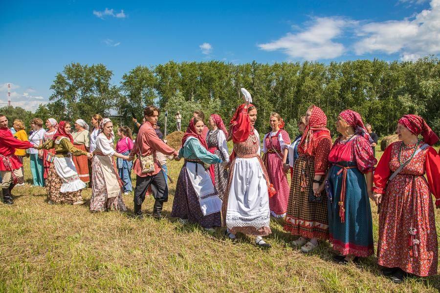 Внезапно скорости нарастают: круг стремительно становится двойным полукругом
