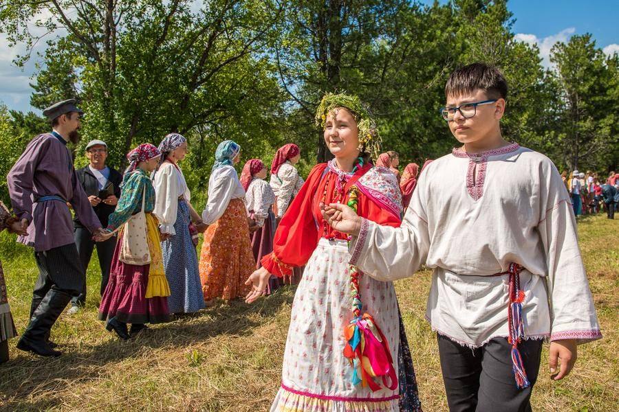 По сюжету некоторых песен в центр парами выходят парни и девушки