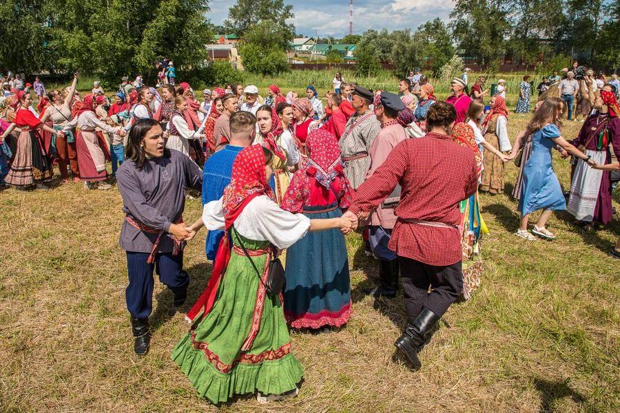Заводилы знают все сложные траектории движения, остальные следуют за ними