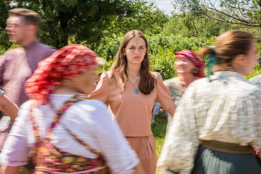 Ну а кому-то в этой песне выпало просто стоять на месте (к счастью, недолго)