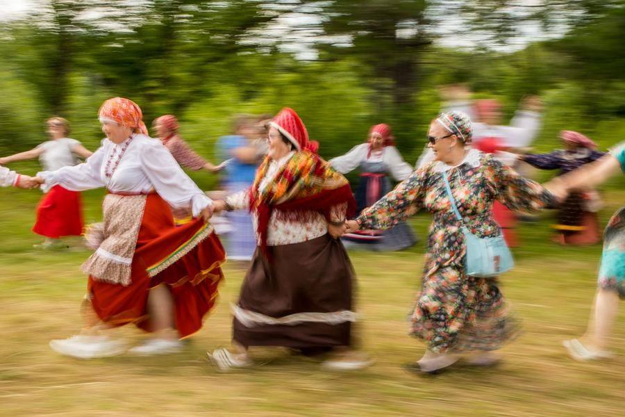 На снимке динамику массового танца можно передать длинной выдержкой