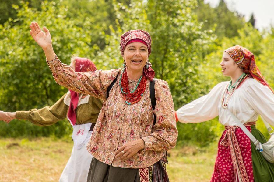 Только запевалы остаются статичными, когда все вокруг стремительно перемещаются
