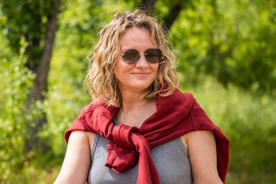 Во время паузы удается рассмотреть участников: среди них есть и туристы