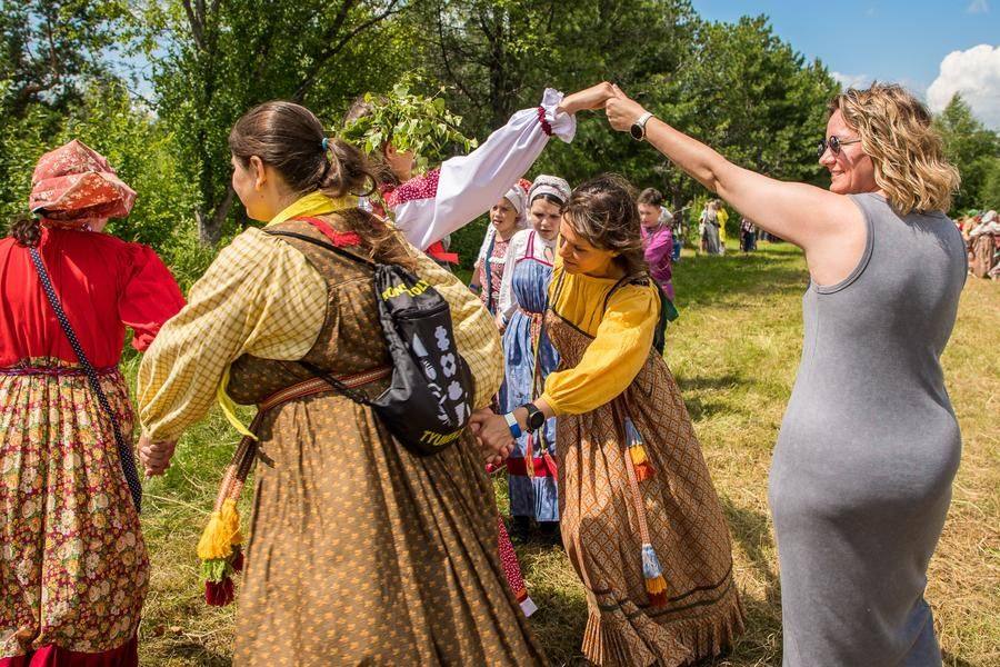 Проходя через «воротца», танцующие «запутывают» цепочку