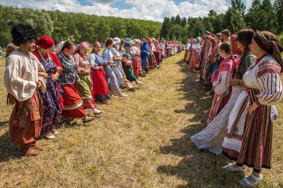 Затем «распутавшиеся» группы собираются в две стройные шеренги