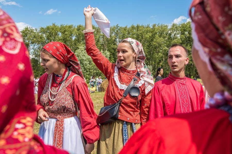Звучит «Зеленая роща» — песня спокойная и умиротворяющая