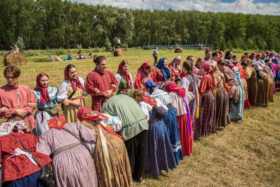 На определенных строках припева каждая сторона кланяется другой, и все повторяется